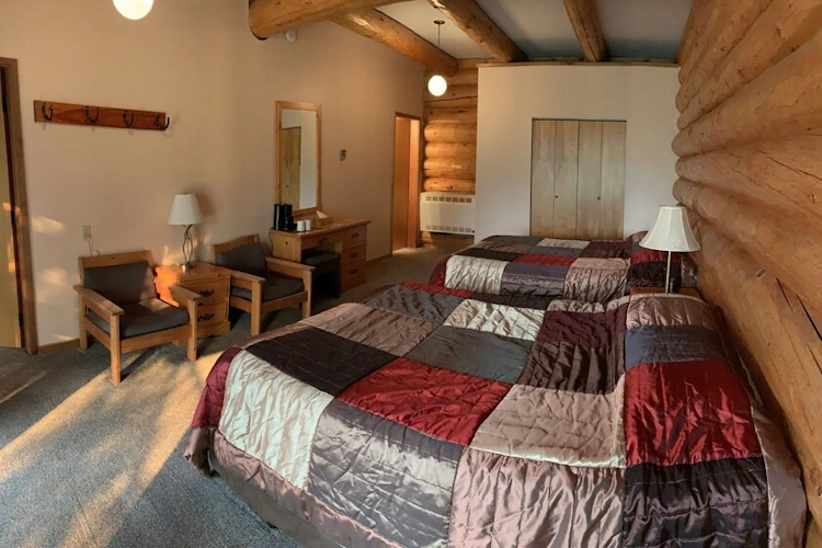 helmcken falls lodge kamer 2 bedden.webp