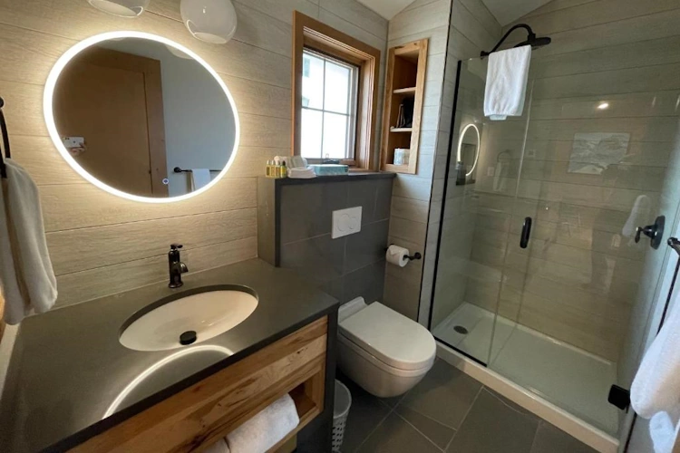 bear hill lodge interieur kamer badkamer.webp