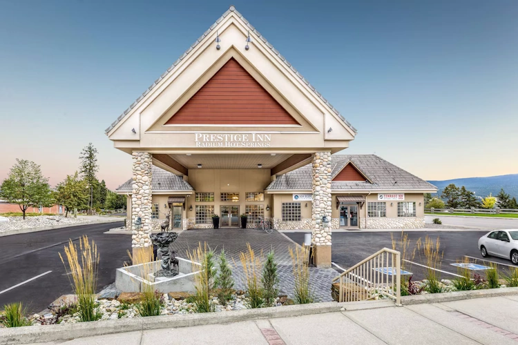 prestige inn radium hot springs exterieur.webp