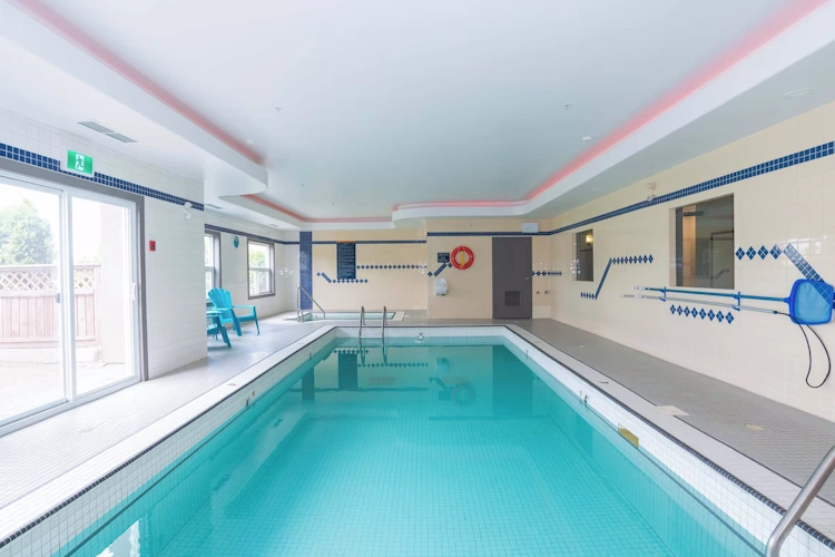 sandman hotel quesnel binnenzwembad.webp