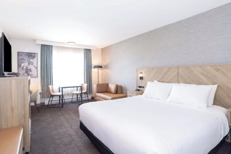 sandman hotel quesnel kamer 1 bed.webp