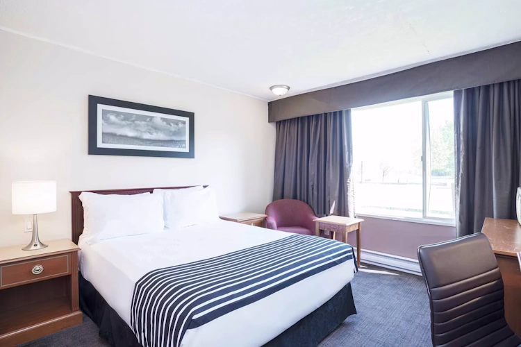 sandman inn mcbride kamer 1 bed.webp