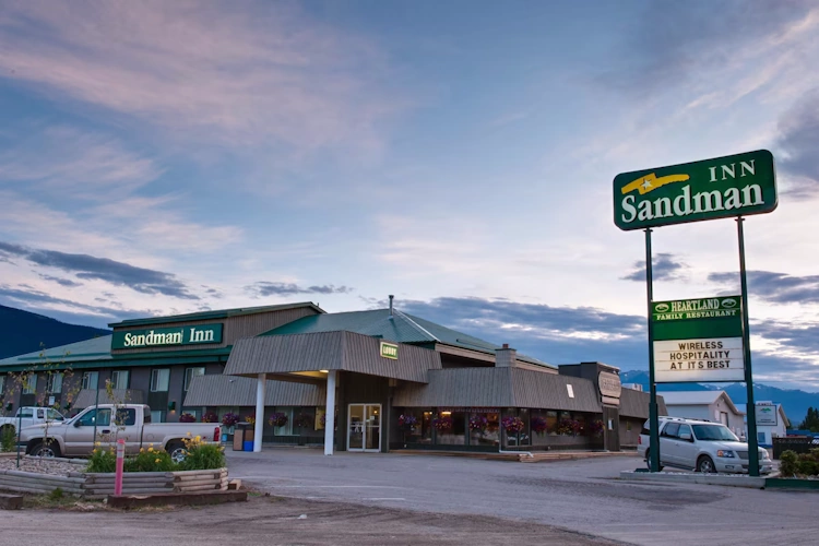 sandman inn mcbride exterieur.webp