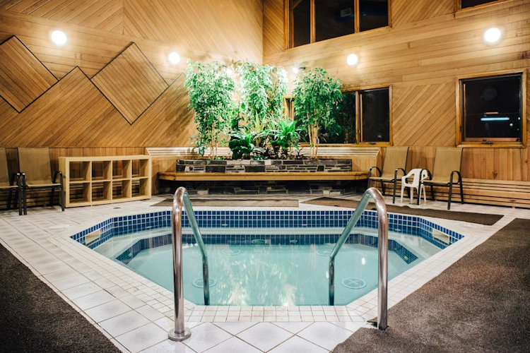 mountaineer lodge whirlpool binnen.webp