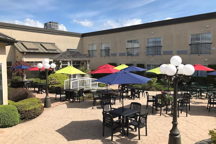 powell river town centre hotel terras binnenplaats.webp