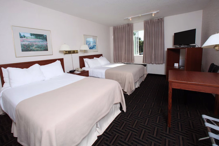 powell river town centre hotel kamer 2 bedden.webp