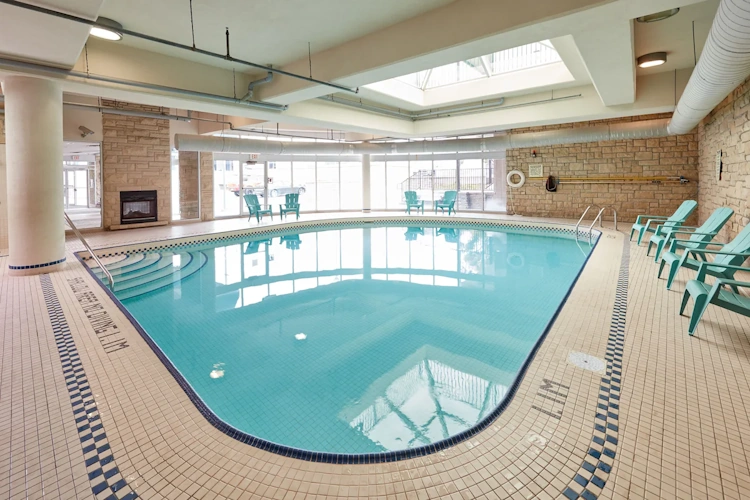 the falls hotel - zwembad binnen.webp