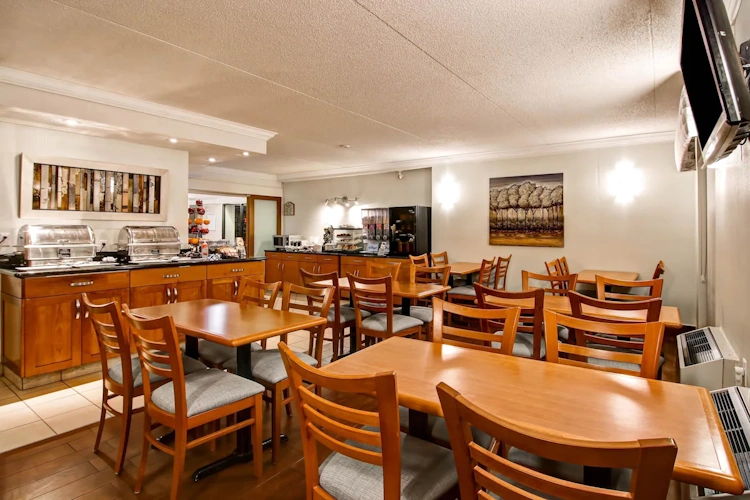 quality inn kitchener - ontbijtruimte.webp