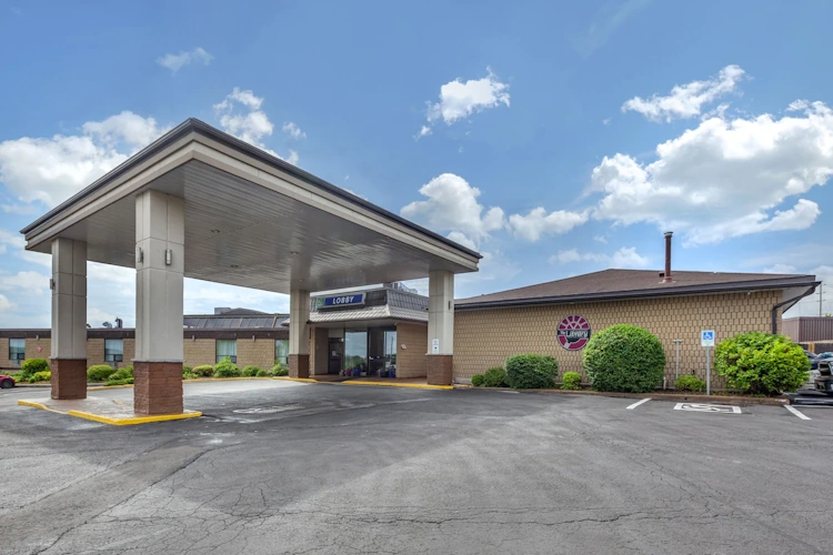 quality inn midland - exterieur.webp