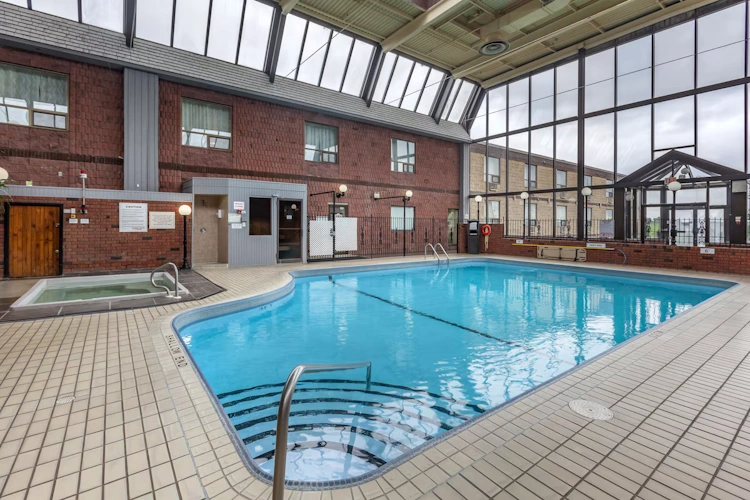quality inn midland - zwembad binnen.webp