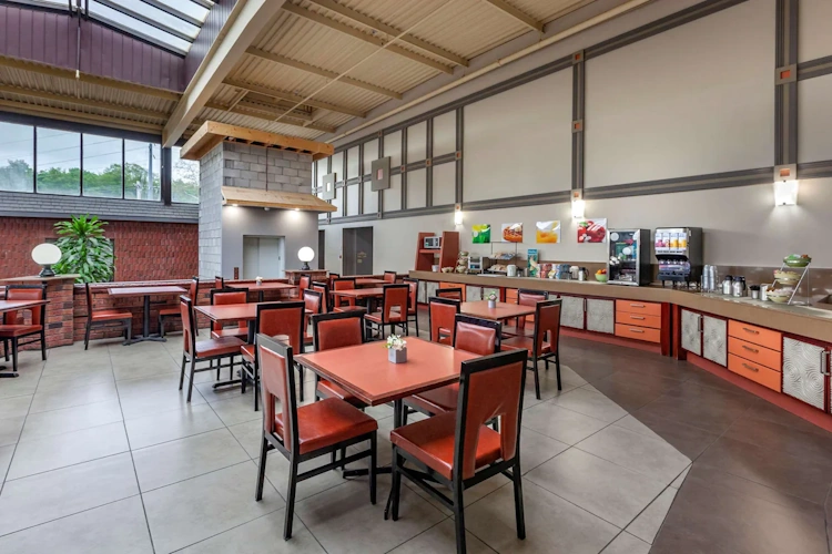quality inn midland - ontbijtruimte.webp