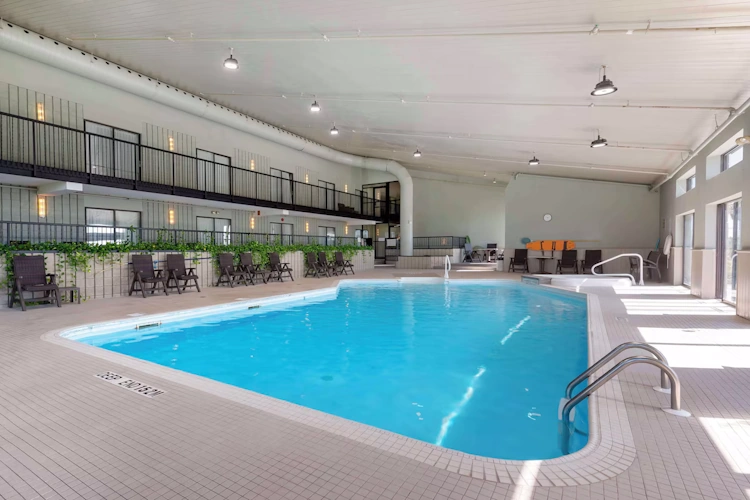 best western pembroke inn - zwembad binnen.webp