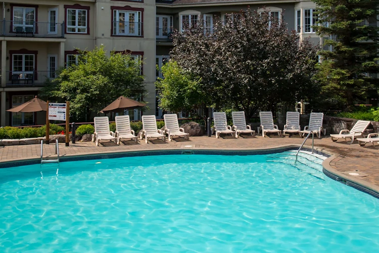 les suites tremblant - la tour des voyageurs - zwembad buiten.webp