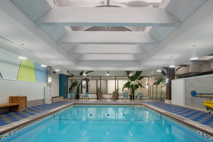 crowne plaza kitchener - zwembad binnen.webp