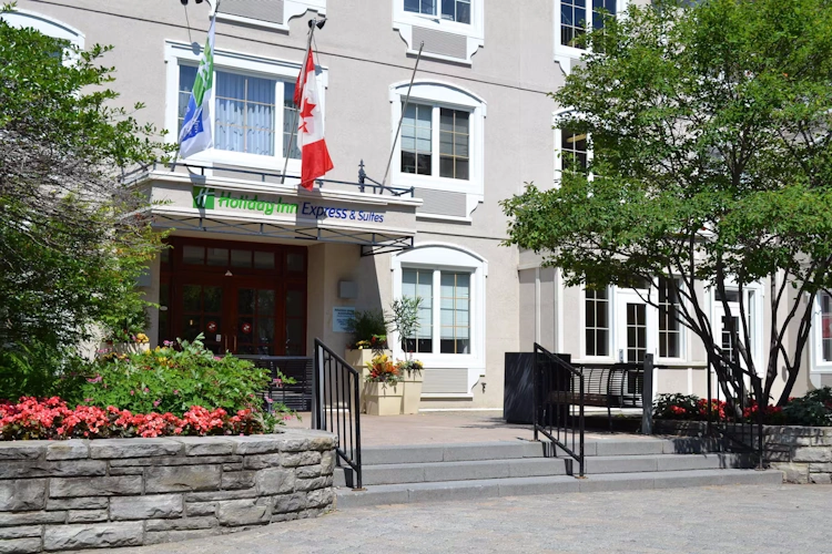 holiday inn express & suites tremblant - exterieur ii.webp
