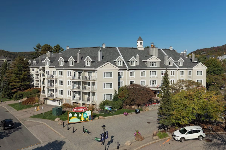 holiday inn express & suites tremblant - exterieur i.webp