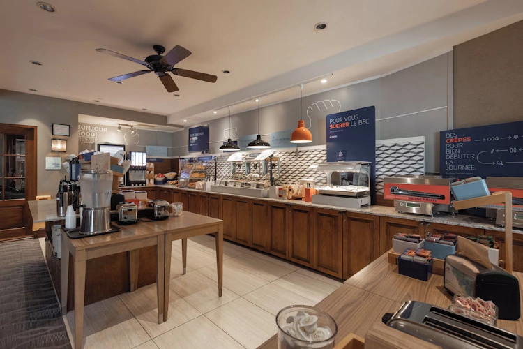 holiday inn express & suites tremblant - ontbijtruimte.webp