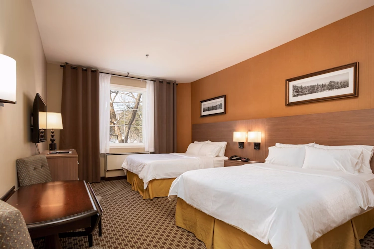 holiday inn express & suites tremblant - kamer 2 bedden.webp