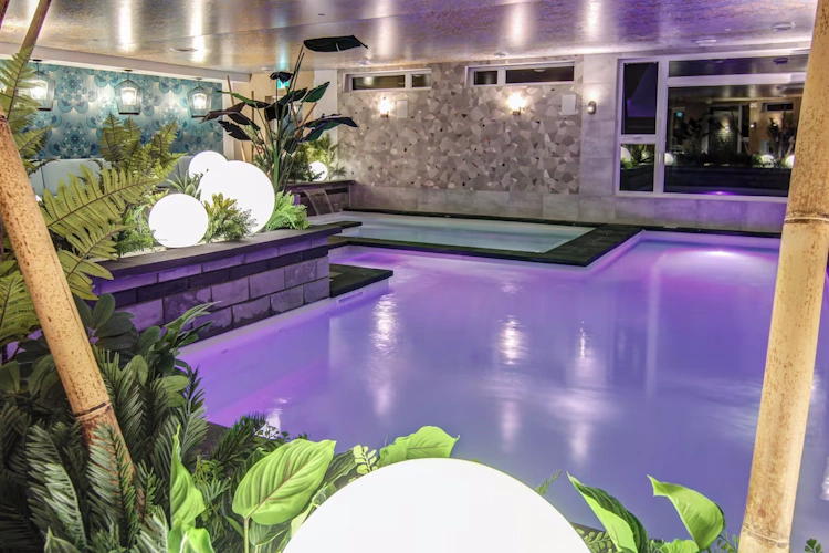 hotel du jardin - zwembad binnen.webp