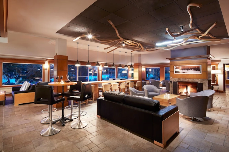 auberge du lac-à-l'eau claire - lobby.webp