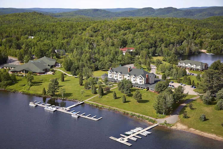 auberge du lac-à-l'eau claire - exterieur.webp
