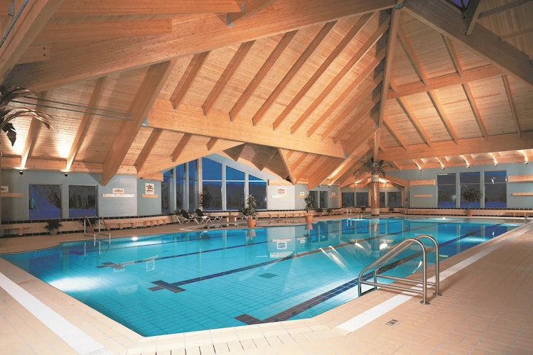 auberge du lac-à-l'eau claire - zwembad binnen.webp