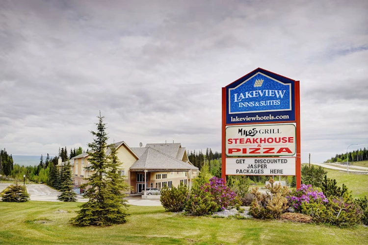 lakeview inns suites hinton buitenkant.webp
