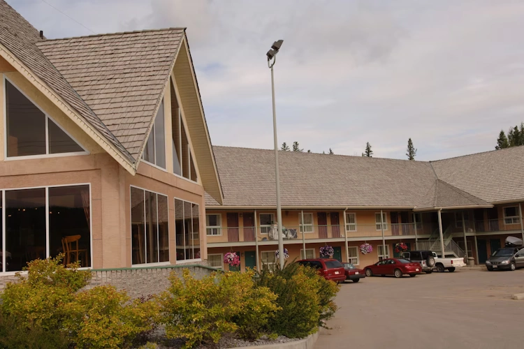 lakeview inns suites hinton parkeren.webp