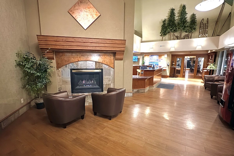 lakeview inns suites hinton receptie.webp