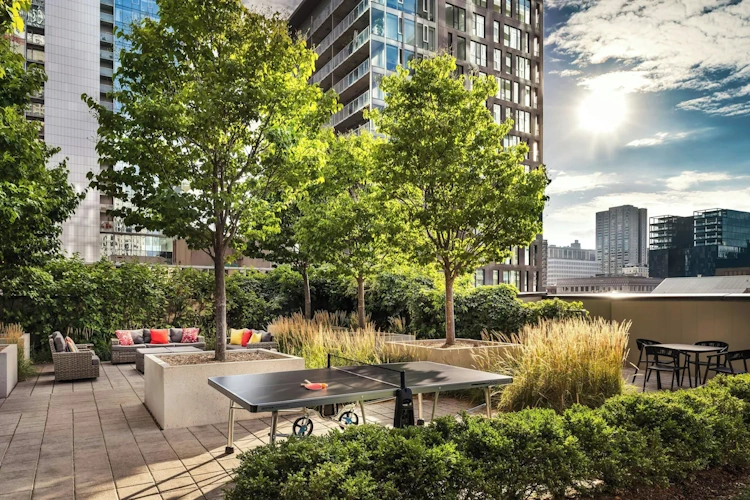 Le Centre Sheraton Montreal Hotel terras.webp
