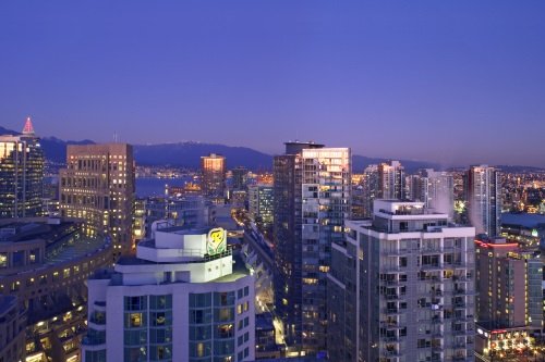 Rosedale on Robson Suite Hotel gebouw en uitzicht