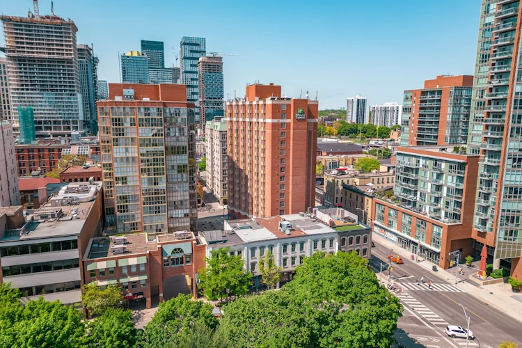 Holiday Inn Express Downtown Toronto buitenkant.webp