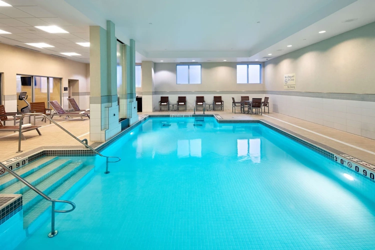 Hampton Inn by Hilton Halifax Downtown zwembad.webp