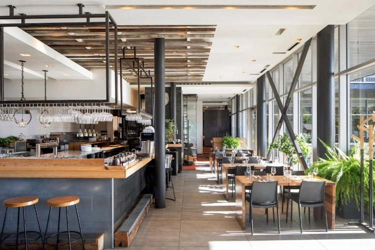 Le Germain Charlevoix Hotel And Spa restaurant 002.webp