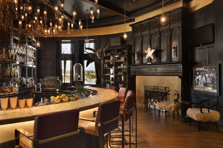 Fairmont Le Chateau Frontenac bar.webp