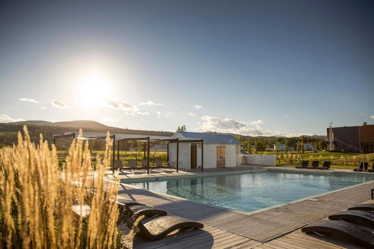 Le Germain Charlevoix Hotel And Spa zwembad.webp