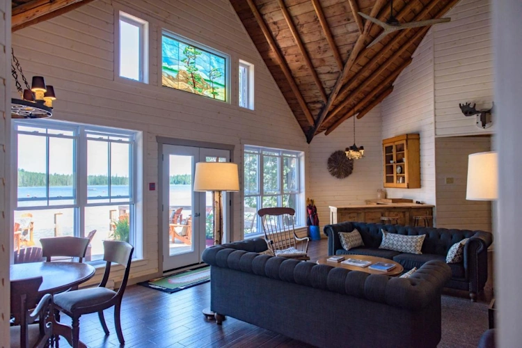 Arowhon Pines huisje lounge.webp
