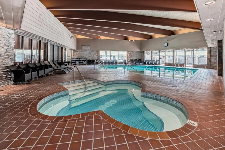 Jasper Inn and Suites zwembad.webp