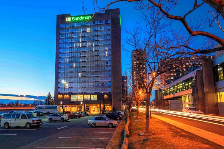 Sandman Hotel Montreal-Longueuil voorkant.webp