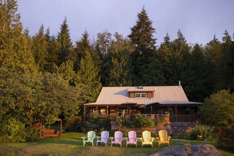 Sailcone's Grizzly Bear Lodge buiten zitten voor de lodge.webp