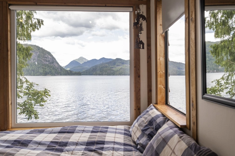 Sailcone's Grizzly Bear Lodge uitzicht vanaf de cabin.webp