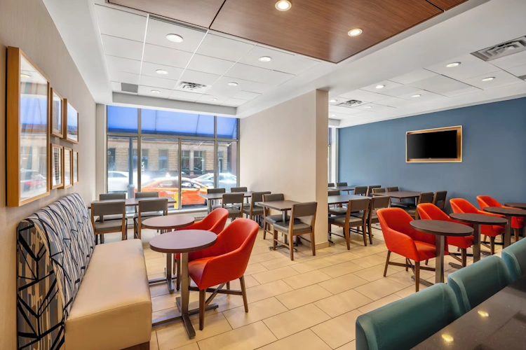 Holiday Inn Express Downtown Toronto ontbijtruimte.webp