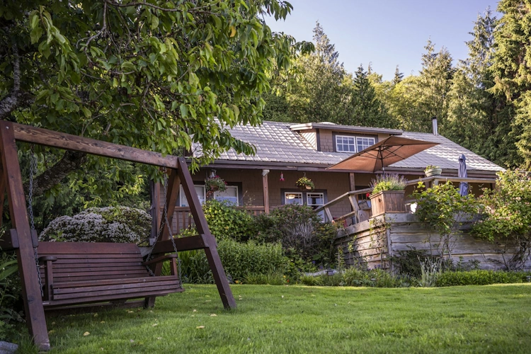 Sailcone's Grizzly Bear Lodge lodge vanaf buitenkant.webp