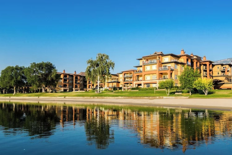 Watermark Beach Resort vanaf water.webp