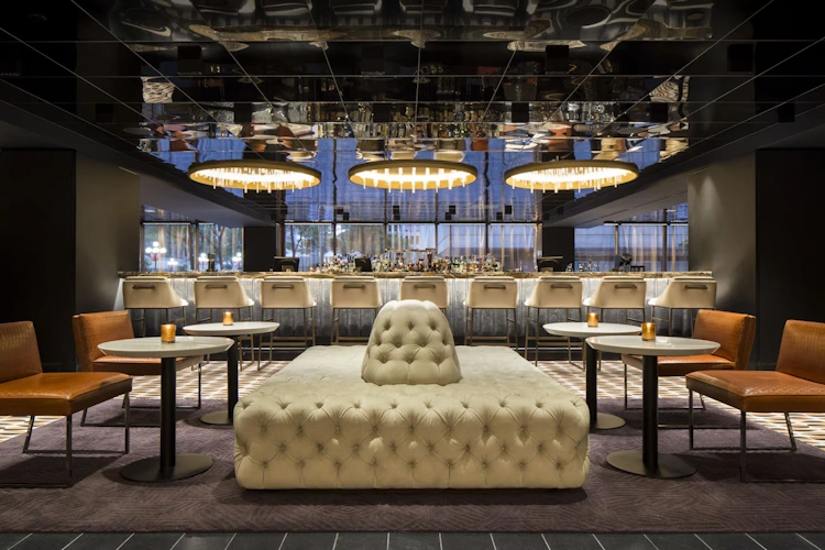 Fairmont The Queen Elizabeth Hotel cocktailbar.webp