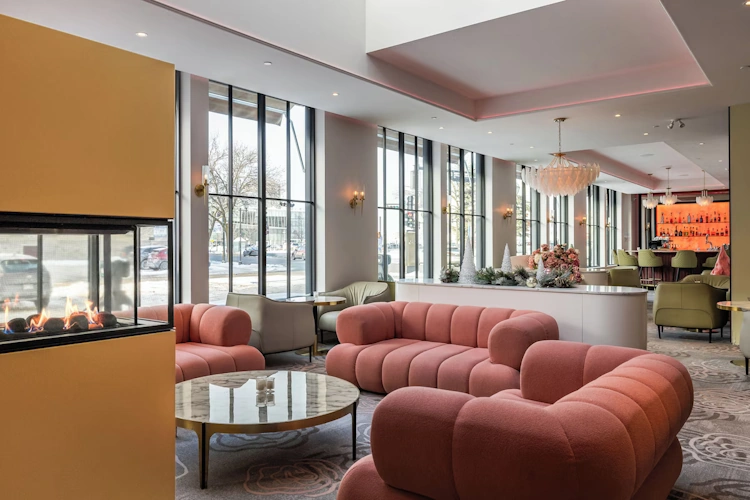 Hotel Port Royal lobbybar.webp