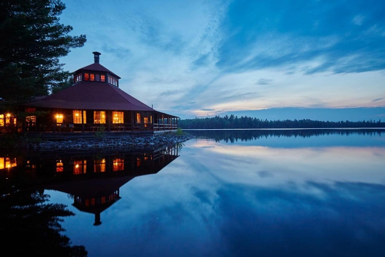 Arowhon Pines huisje buitenkant 002.webp