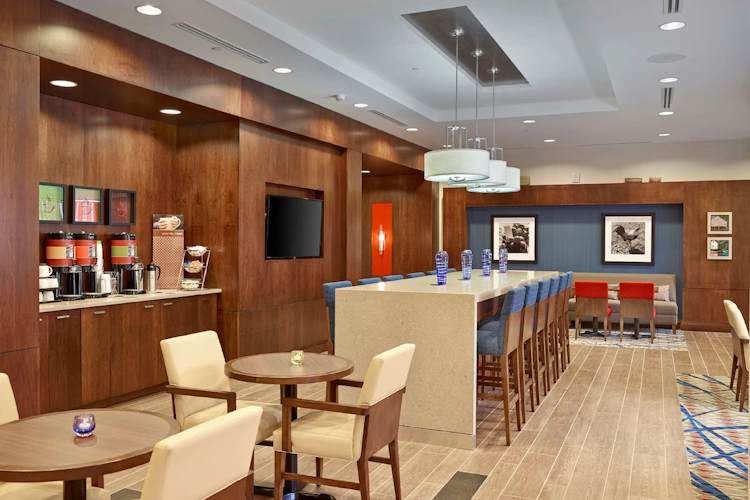 Hampton Inn by Hilton Halifax Downtown ontbijtruimte.webp