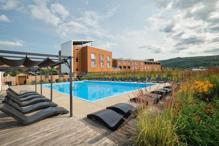 Le Germain Charlevoix Hotel And Spa BUITENKANT MET ZWEMBAD.webp