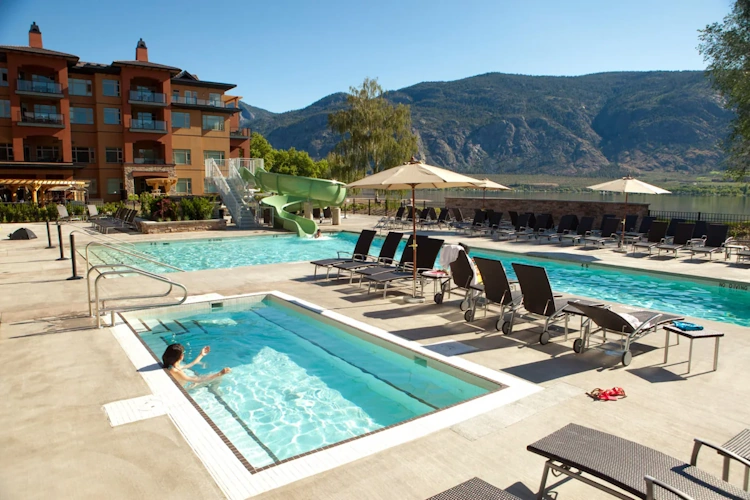 Watermark Beach Resort zwembad.webp